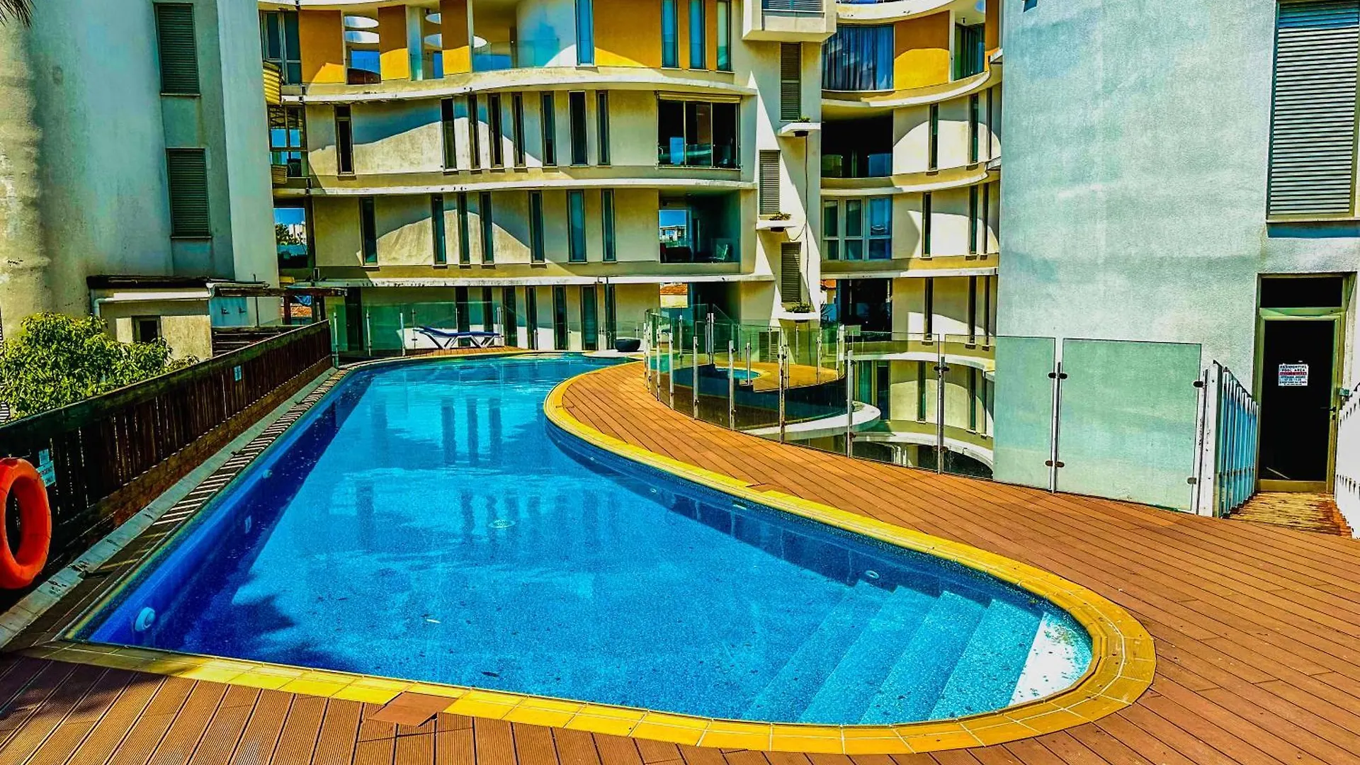 Contatos de Modern City Center Apt With Pool